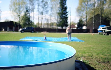 Une piscine autoportante placée dans un parc