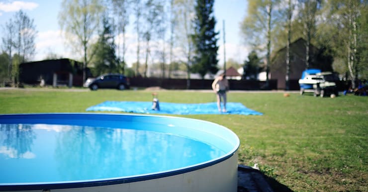 Une piscine autoportante placée dans un parc