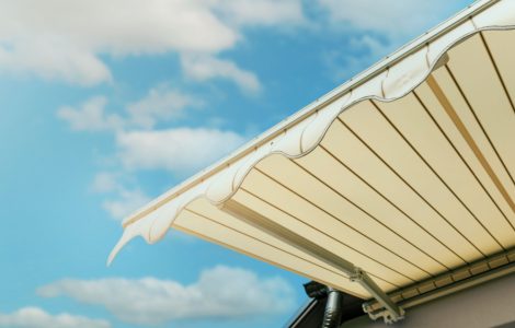 Vue sur une store banne rétractable