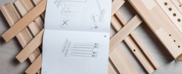 Des pièces d'assemblage et instructions pour l'assemblage de meubles en kit