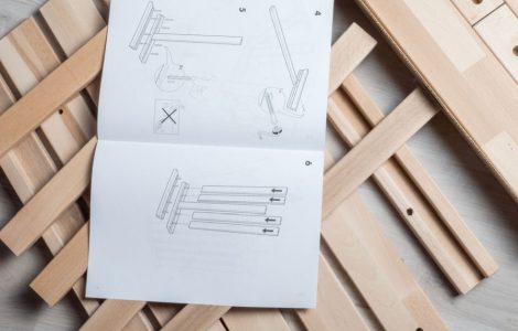 Des pièces d'assemblage et instructions pour l'assemblage de meubles en kit