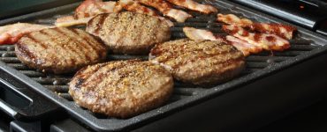 Du bacon et du burger sur une barbecue d'intérieur