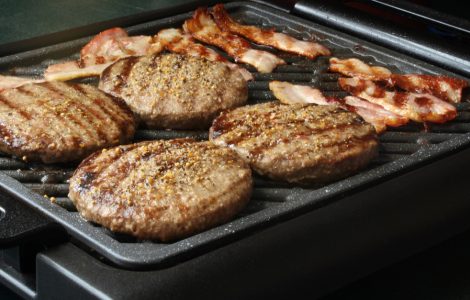 Du bacon et du burger sur une barbecue d'intérieur