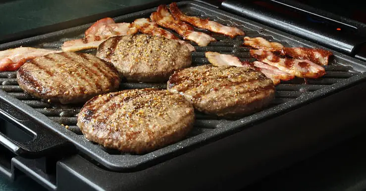 Du bacon et du burger sur une barbecue d'intérieur