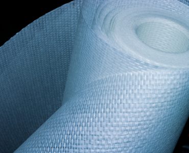 Un rouleau de toile de verre sur un fond noir