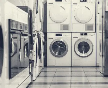 Différents appareils électroménagers exposés dans un magasin