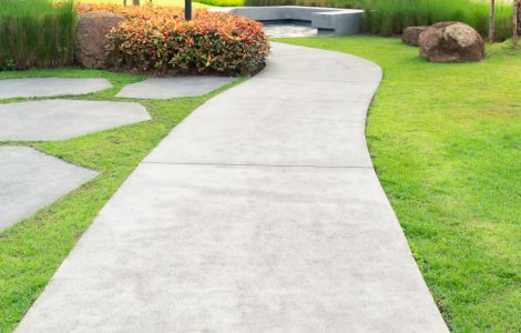 Une allée en béton dans un parc