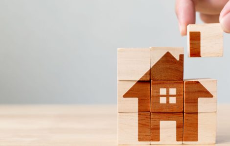 Puzzle de blocs de cube en bois représentant une maison