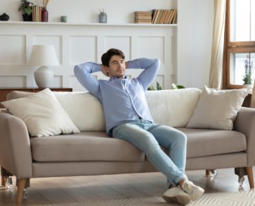 Un homme assis sur un canapé se relaxe