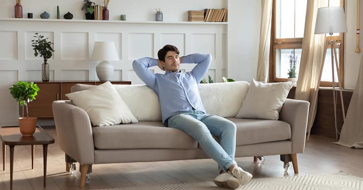 Un homme assis sur un canapé se relaxe