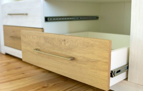 Vue sur le tiroir ouvert d’une armoire en bois