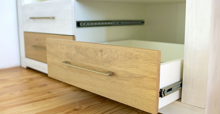 Vue sur le tiroir ouvert d’une armoire en bois