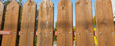 Zoom sur une palissade en bois fixée avec des boulons