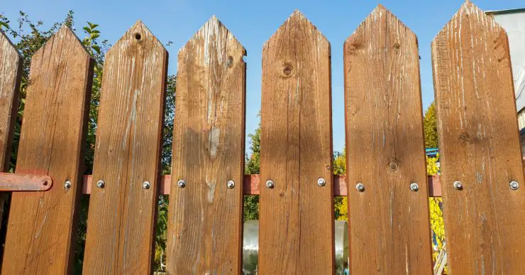 Zoom sur une palissade en bois fixée avec des boulons