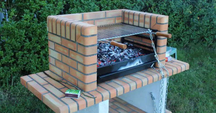 Barbecue extérieur en briques