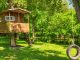 Une cabane de jardin construit sur un arbre