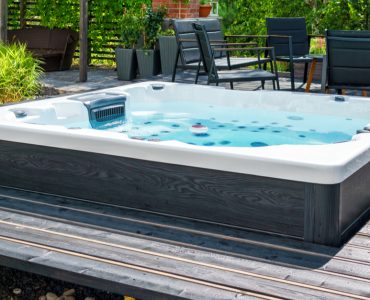 Grand bain à remous intégré à la terrasse en bois