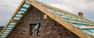 Une maison en brique avec un toit en construction