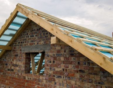 Une maison en brique avec un toit en construction