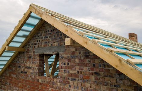 Une maison en brique avec un toit en construction