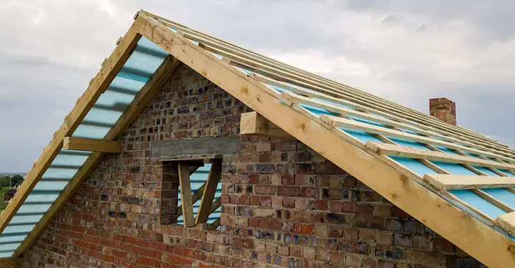 Une maison en brique avec un toit en construction