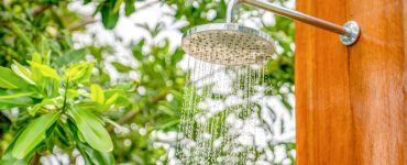 Un pommeau de douche installé à l’extérieur laissant couler l’eau