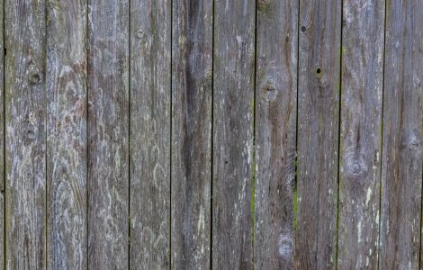 Une vieille clôture en bois qui a noirci