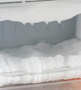 Gros plan sur un congélateur vide recouvert de glace