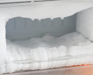 Gros plan sur un congélateur vide recouvert de glace