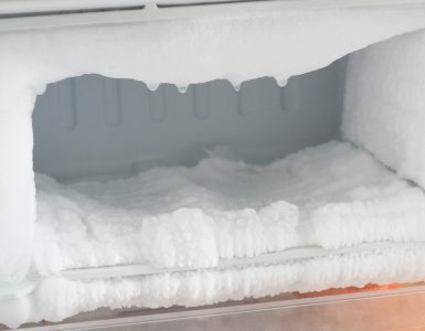 Gros plan sur un congélateur vide recouvert de glace