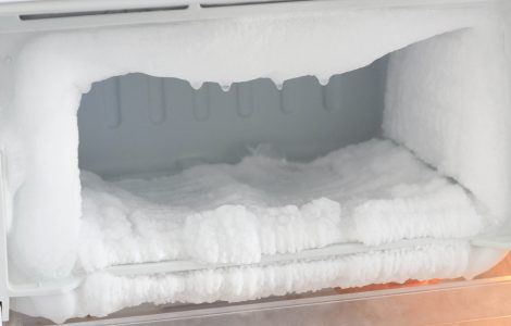 Gros plan sur un congélateur vide recouvert de glace