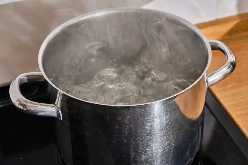 Dégivrer le frigo avec de l'eau bouillante pour aller plus rapidement