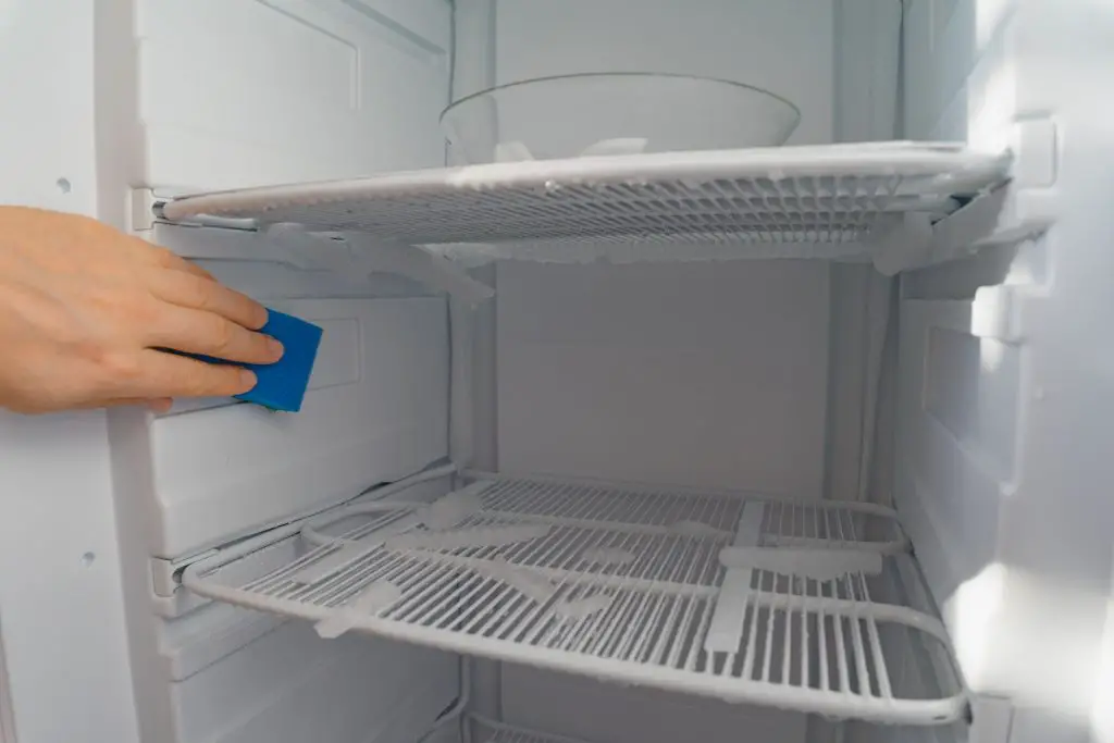 Si vous dégivrez régulièrement votre frigo, la couche de givre devrait être inférieure à 3 cm