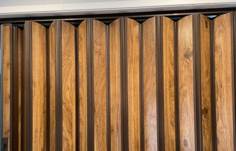 Gros plan sur une cloisons ou porte en accordéon en bois
