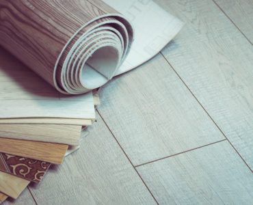Différents échantillons de linoléum posés sur le sol
