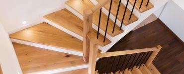 Escalier intérieur en bois d'une maison moderne blanche