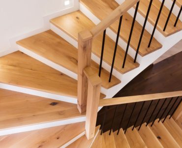 Escalier intérieur en bois d'une maison moderne blanche