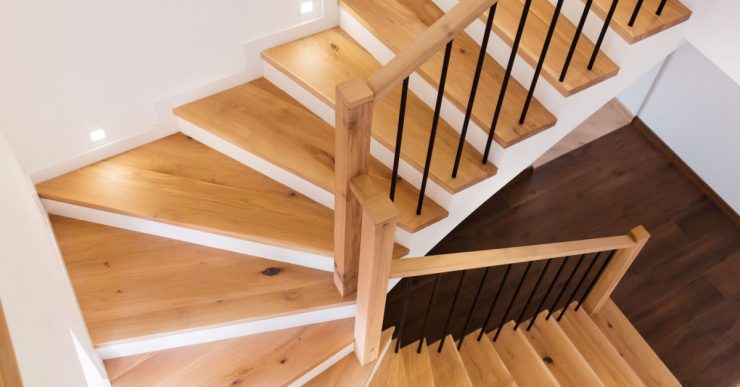Escalier intérieur en bois d'une maison moderne blanche