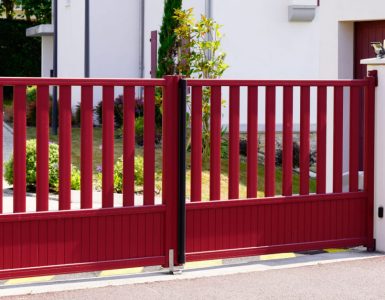 Portail ajouré en métal rouge foncé