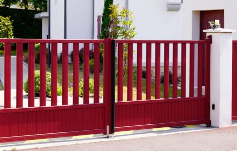 Portail ajouré en métal rouge foncé