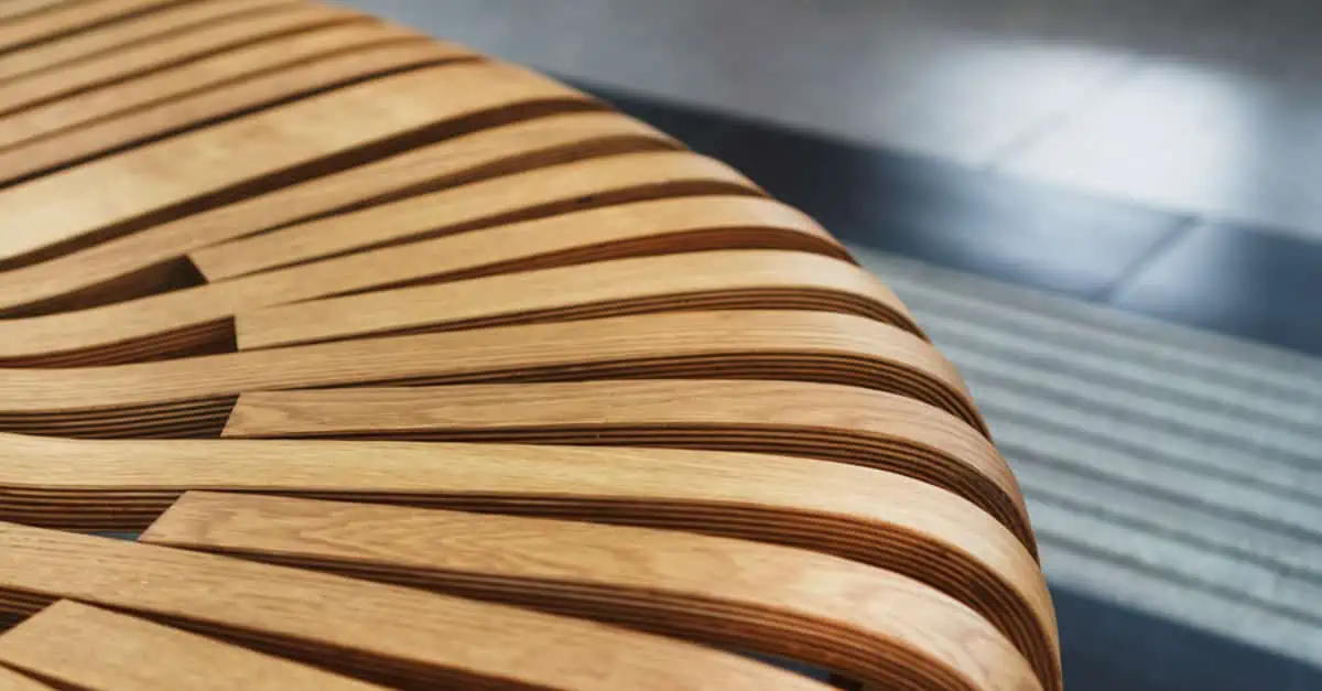 Focus sur un meuble en bois incurvé