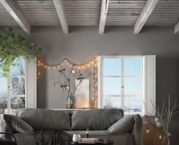 Un salon aux tons gris avec des poutres apparentes