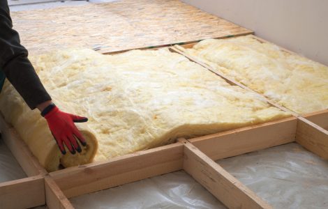 Pose d'isolation en laine minérale dans le sol de la maison