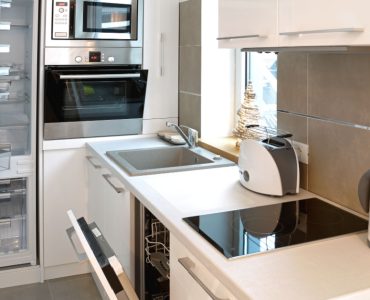 Petite cuisine blanche avec des appareils électroménagers