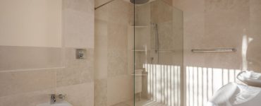 Salle de bain moderne avec cabine de douche à l'italienne