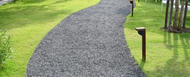 Une allée en graviers dans un parc