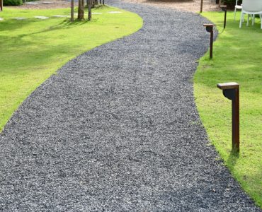 Une allée en graviers dans un parc