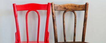 Une paire de chaises en bois, avec une en rouge