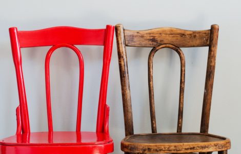 Une paire de chaises en bois, avec une en rouge