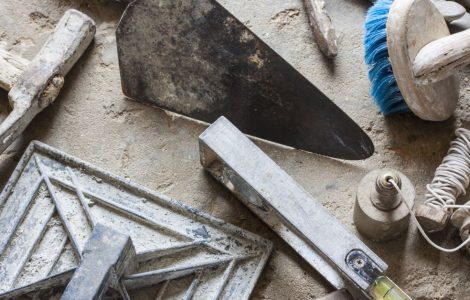 Différents outils du maçon posés sur le sol